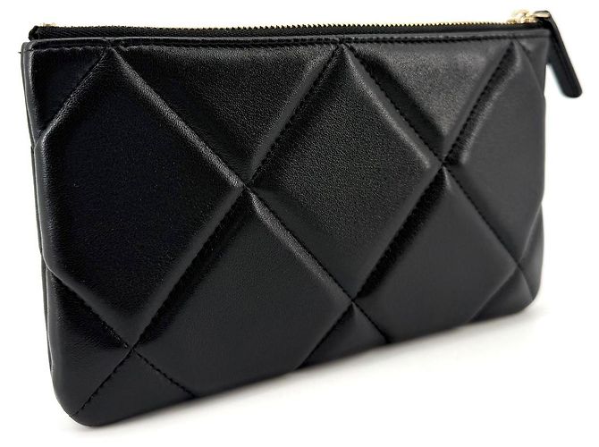 Pochette Chanel 19 Small in pelle nera - vista 4