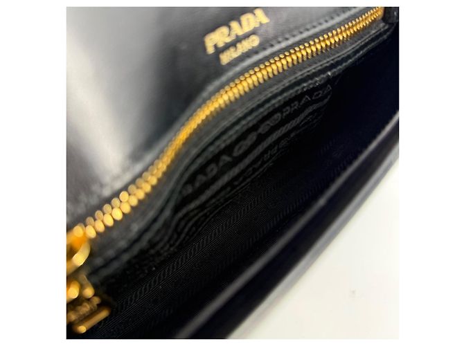 Prada Borsa a tracolla con patta e catena in Saffiano - vista 10
