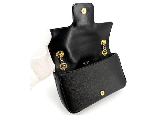 Prada Borsa a tracolla con patta e catena in Saffiano - vista 9