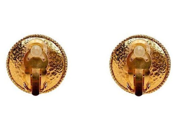 Chanel Perlenohrringe mit goldenen Buchstaben - Ansicht 3