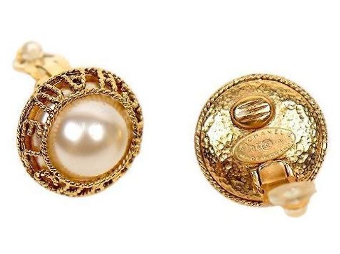 Chanel Perlenohrringe mit goldenen Buchstaben - Ansicht 4