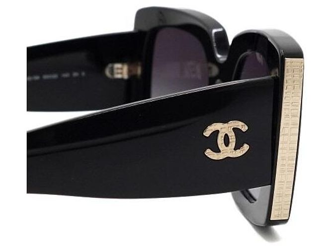 Chanel Gafas de sol para mujer de montura rectangular negra y dorada - vista 4