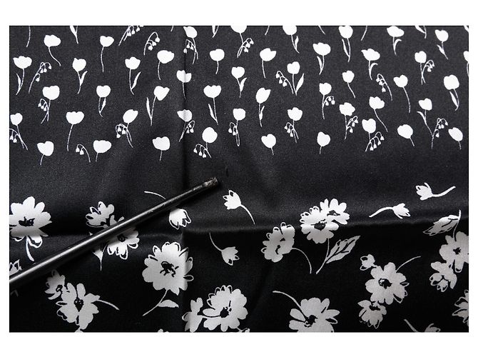 Dolce & Gabbana Sciarpa scialle quadrata in seta floreale nera - vista 4
