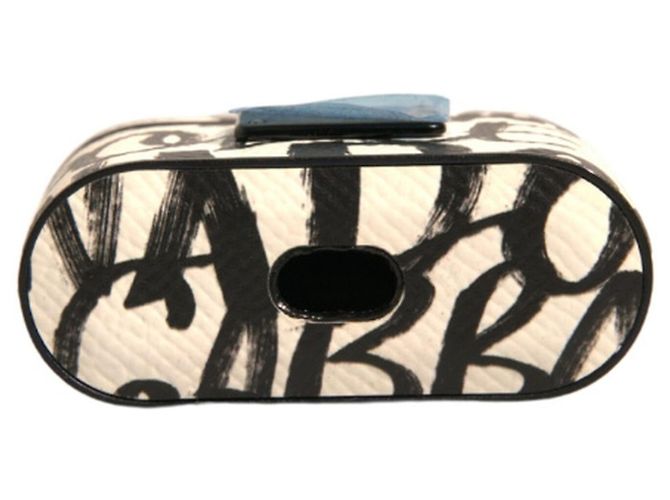 Dolce & Gabbana Custodia Airpods in pelle bianca e nera con logo Scribble in rilievo - vista 4