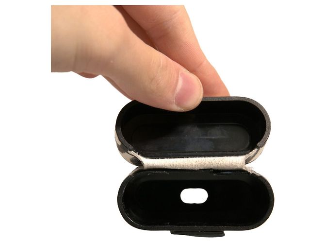 Dolce & Gabbana Custodia Airpods in pelle bianca e nera con logo Scribble in rilievo - vista 5