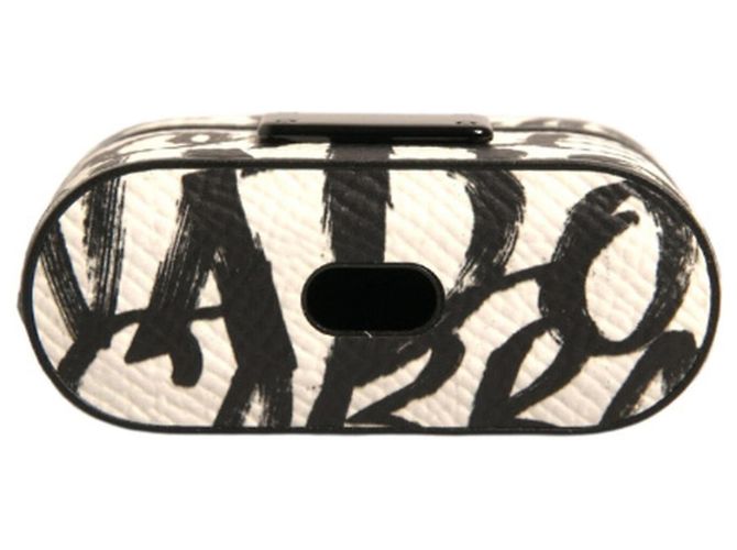 Dolce & Gabbana Custodia Airpods in pelle bianca e nera con logo Scribble in rilievo - vista 4