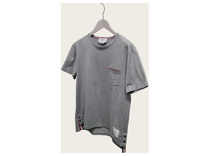 Thom Browne Graues Three-Stripes Jersey-T-Shirt mit Tasche - Ansicht 2