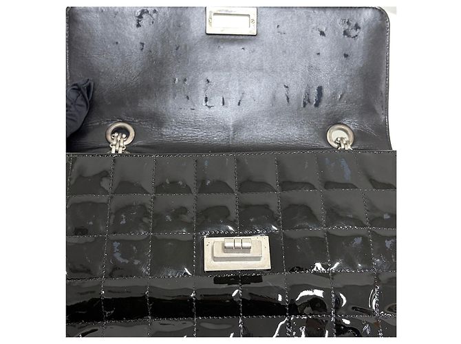 Chanel Borsa a Tracolla in Vernice con Catena Nera - vista 15