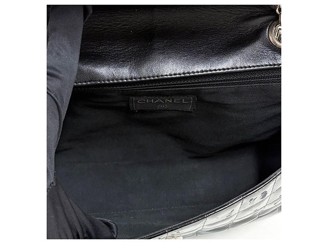Chanel Borsa a Tracolla in Vernice con Catena Nera - vista 16