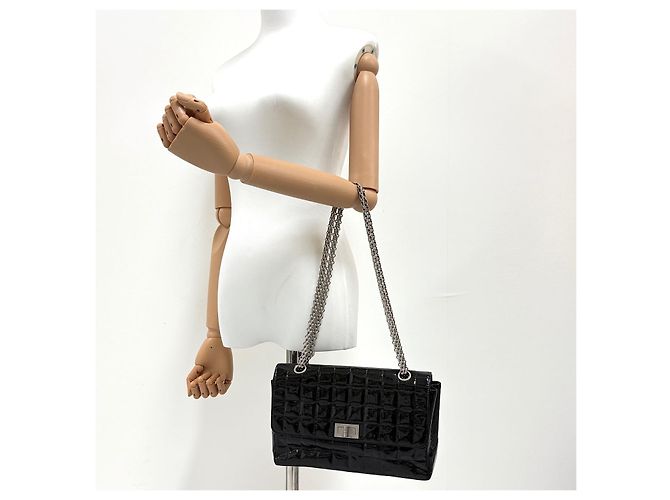 Chanel Borsa a Tracolla in Vernice con Catena Nera - vista 4