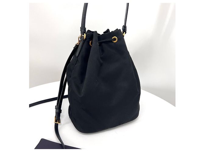 Prada Bolso bucket crossbody de nylon con logo triangular Negro - vista 10