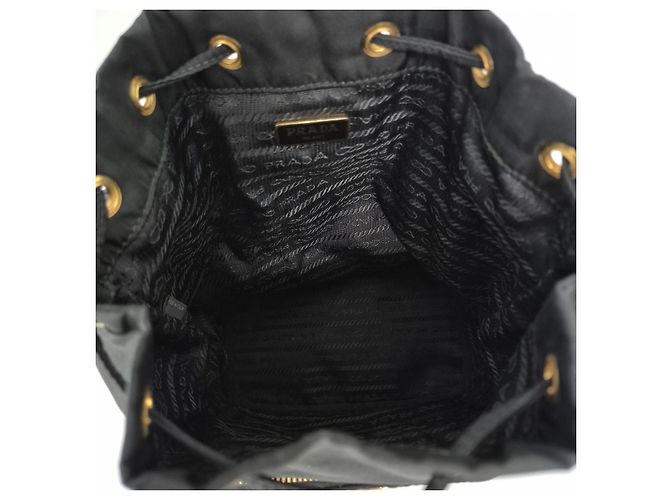 Prada Bolso bucket crossbody de nylon con logo triangular Negro - vista 11