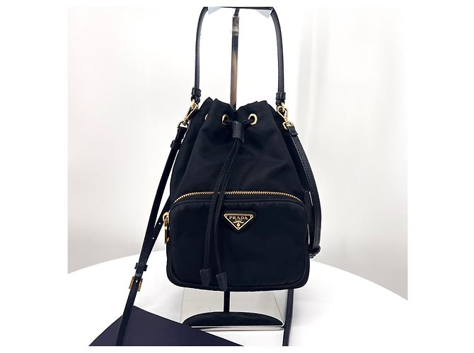 Prada Bolso bucket crossbody de nylon con logo triangular Negro - vista 2