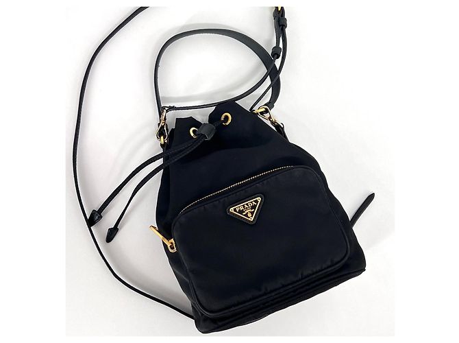 Prada Bolso bucket crossbody de nylon con logo triangular Negro - vista 3