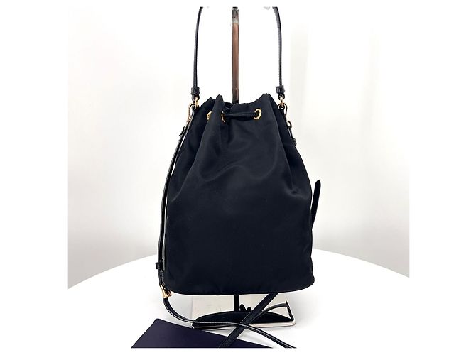 Prada Bolso bucket crossbody de nylon con logo triangular Negro - vista 4