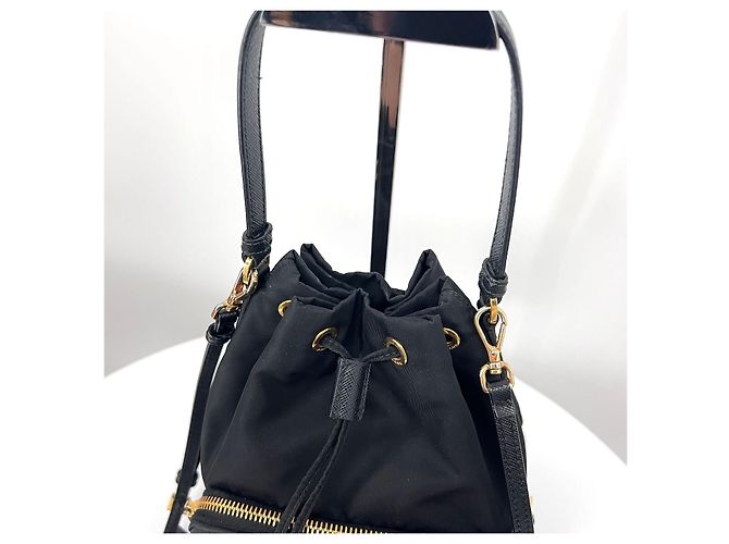Prada Bolso bucket crossbody de nylon con logo triangular Negro - vista 5
