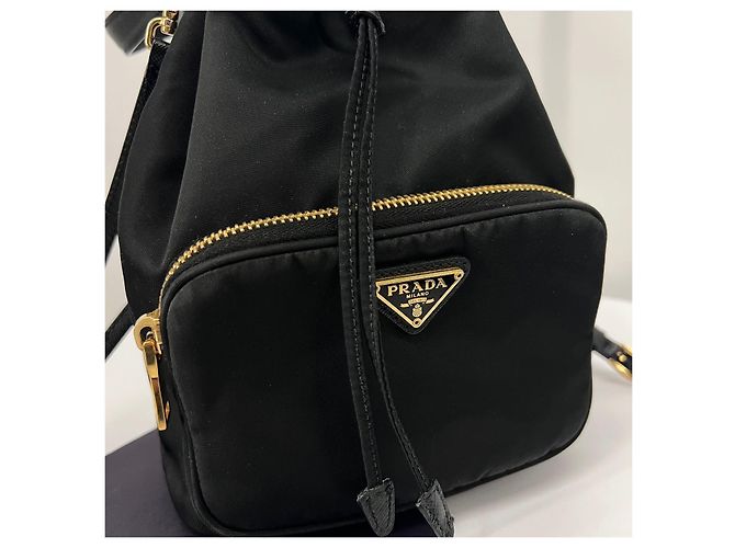 Prada Bolso bucket crossbody de nylon con logo triangular Negro - vista 6