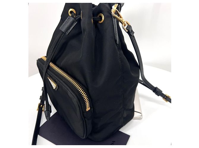 Prada Bolso bucket crossbody de nylon con logo triangular Negro - vista 8