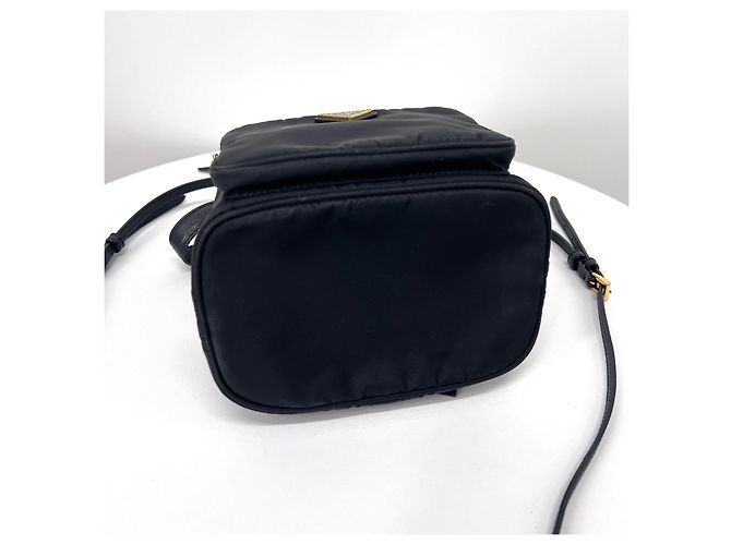 Prada Bolso bucket crossbody de nylon con logo triangular Negro - vista 9