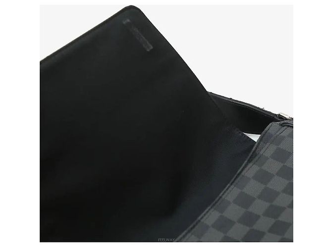 Louis Vuitton Borsa a tracolla District PM Damier Graphite - vista 5