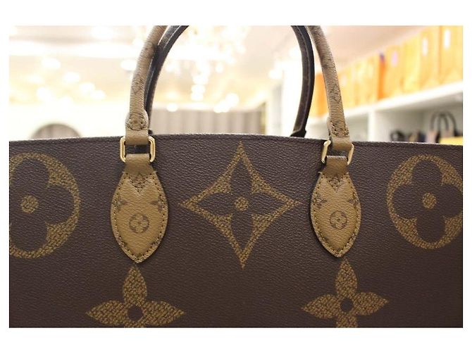 Louis Vuitton Saco de Ombro Monogram OnTheGo GM - vista 3