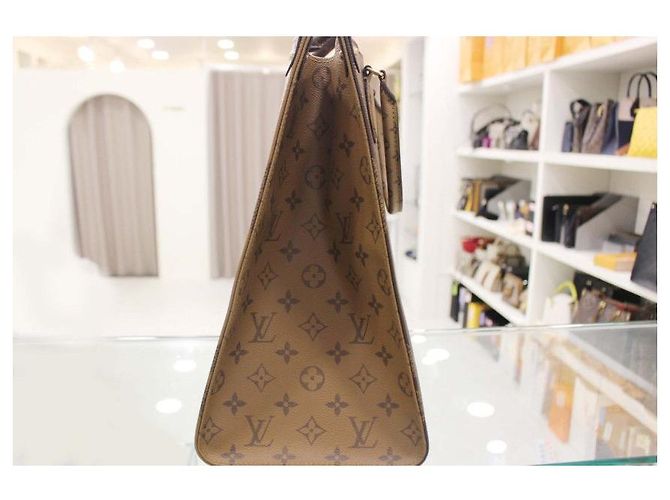 Louis Vuitton Saco de Ombro Monogram OnTheGo GM - vista 4