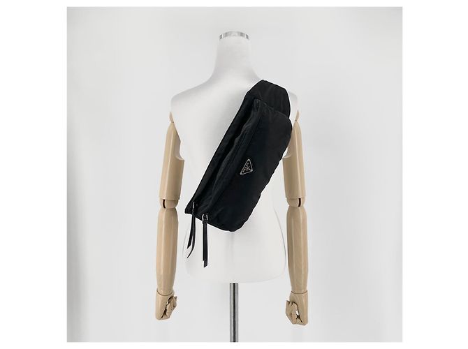 Prada Unisex Gürteltasche aus Re-Nylon mit Triangle-Logo - Ansicht 17