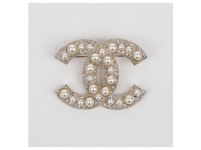 Spilla Chanel Logo con Perla Bianca - vista 2