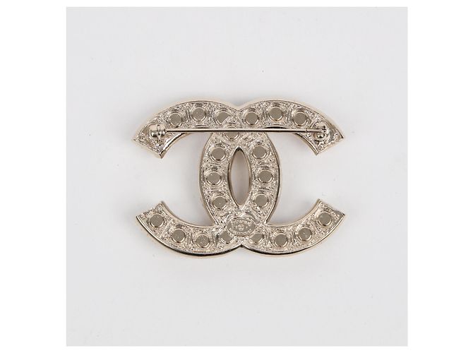 Spilla Chanel Logo con Perla Bianca - vista 3