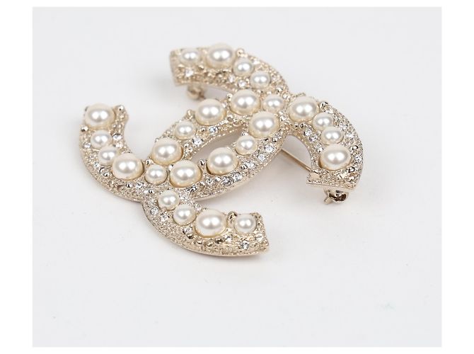 Spilla Chanel Logo con Perla Bianca - vista 4