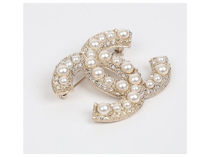 Spilla Chanel Logo con Perla Bianca - vista 5
