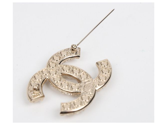Spilla Chanel Logo con Perla Bianca - vista 6