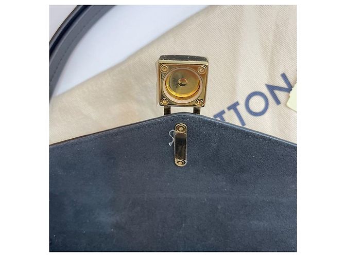 Louis Vuitton Borsa a tracolla e crossbody con lucchetto sulla cinghia - vista 8