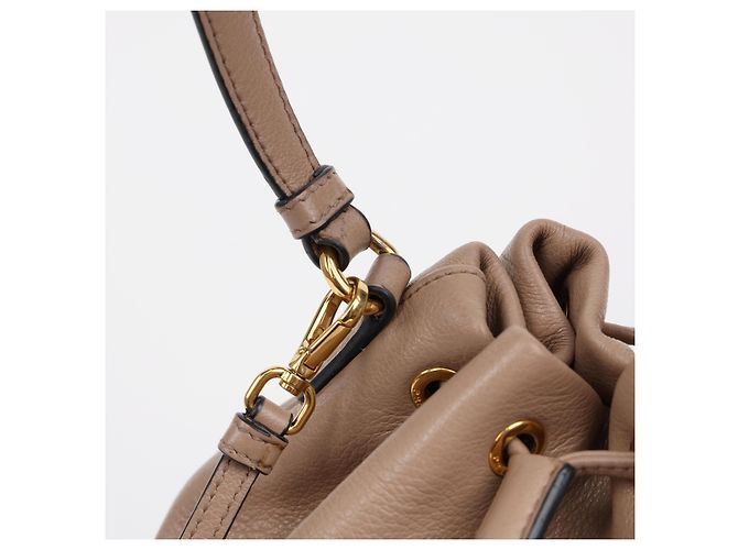 Prada Borsa Secchiello in Pelle Beige Grace Triangle Logo Cap - vista 10