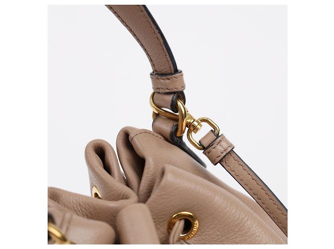 Prada Borsa Secchiello in Pelle Beige Grace Triangle Logo Cap - vista 11