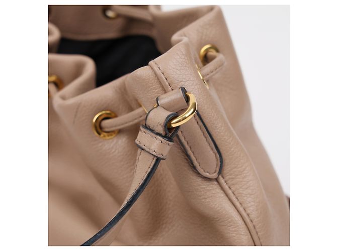 Prada Borsa Secchiello in Pelle Beige Grace Triangle Logo Cap - vista 15