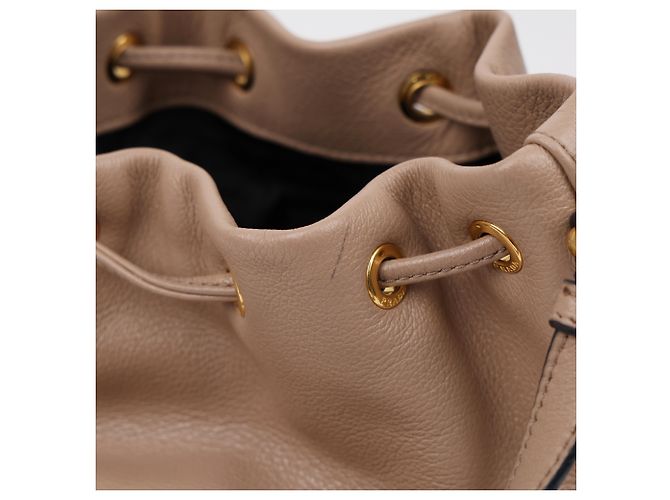 Prada Borsa Secchiello in Pelle Beige Grace Triangle Logo Cap - vista 16