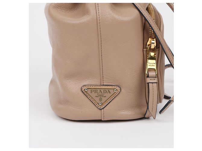 Prada Borsa Secchiello in Pelle Beige Grace Triangle Logo Cap - vista 6