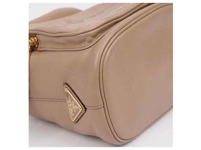 Prada Borsa Secchiello in Pelle Beige Grace Triangle Logo Cap - vista 8