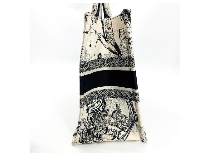 Christian Dior Book Embroidered Canvas Medium - vista 3