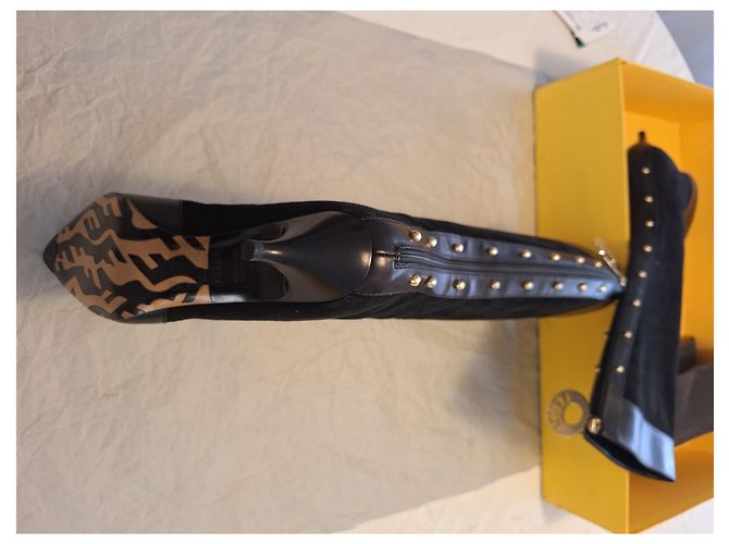 Fendi Stivali alti in pelle e camoscio nero con borchie - vista 2