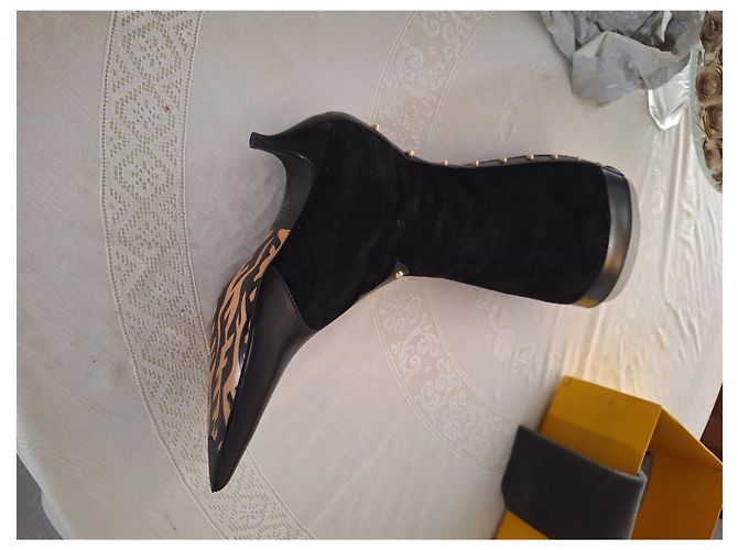 Fendi Stivali alti in pelle e camoscio nero con borchie - vista 3