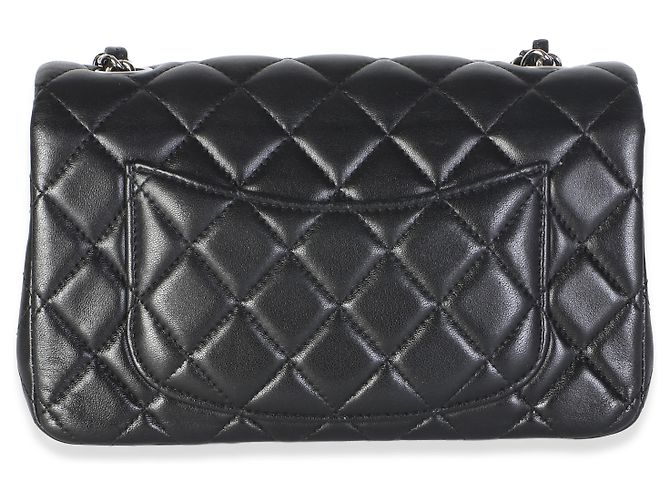 Mini Bolsa Retangular com Aba Chanel em Pele de Cordeiro Matelassê Preta - vista 2