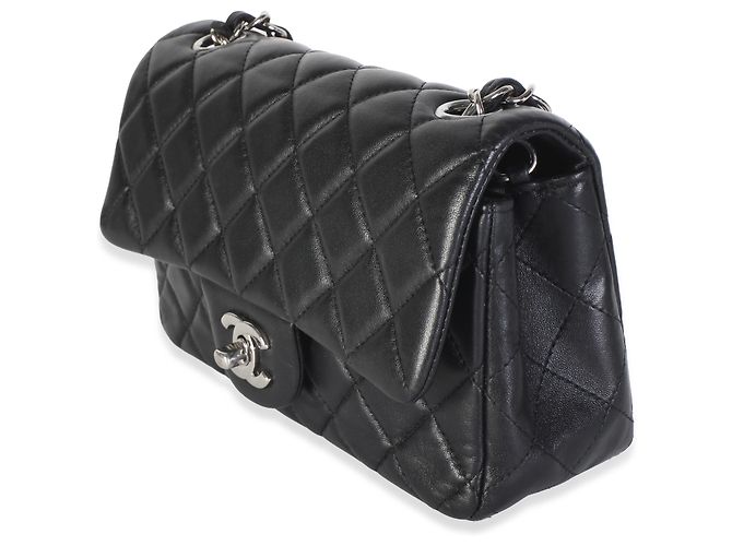 Mini Bolsa Retangular com Aba Chanel em Pele de Cordeiro Matelassê Preta - vista 3