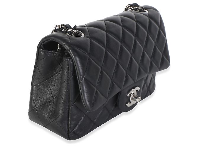 Mini Bolsa Retangular com Aba Chanel em Pele de Cordeiro Matelassê Preta - vista 4