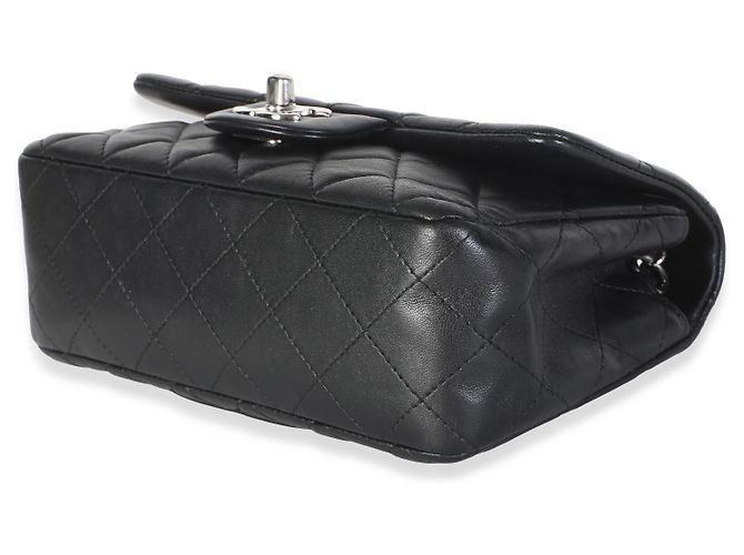 Mini Bolsa Retangular com Aba Chanel em Pele de Cordeiro Matelassê Preta - vista 6