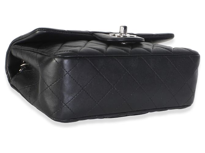 Mini Bolsa Retangular com Aba Chanel em Pele de Cordeiro Matelassê Preta - vista 7