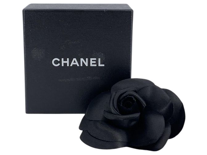 Chanel Spilla vintage a fiore di camelia in raso nero - vista 2