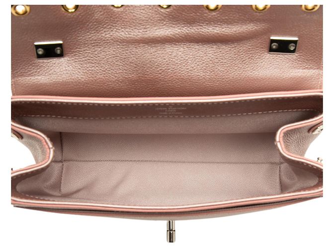 Louis Vuitton LockMe II BB in pelle metallizzata rosa con occhielli - vista 4