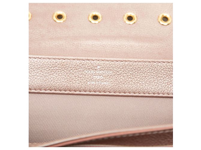 Louis Vuitton LockMe II BB in pelle metallizzata rosa con occhielli - vista 5